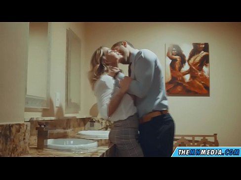 ❤️ وقتی یک بلوند بی تنه شما را در یک دستشویی عمومی اغوا می کند ❤ فیلم مقعد در ما